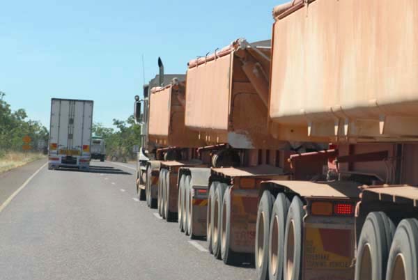 Road train visible dans l'outback australien