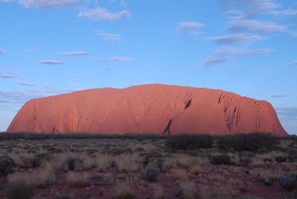 Ayers rock au couché du soleil.