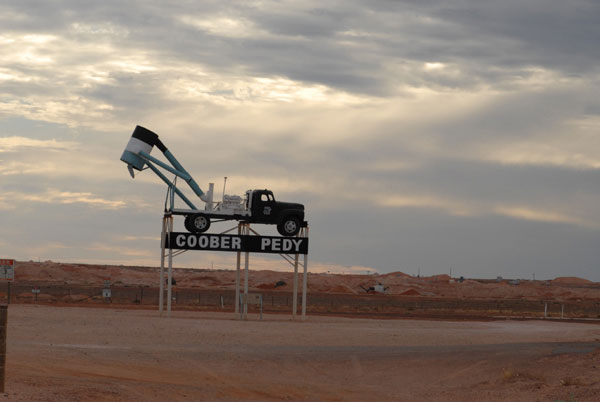 Entrée de Cober Pedy, Impossible d'ignorer que c'est la capitale mondiale de l'opale