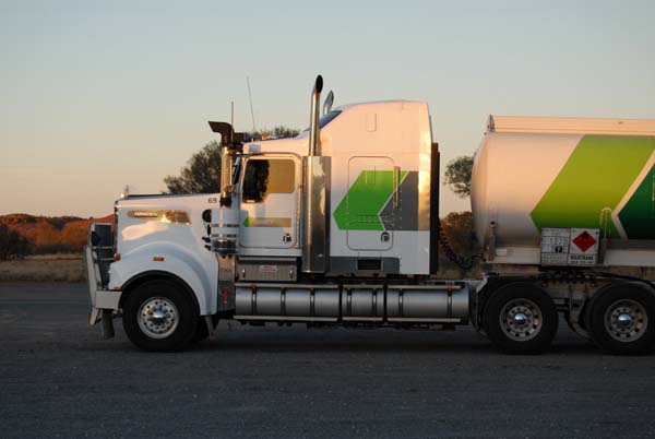 Road train (camion de l'Outback australien avec plus remorques)