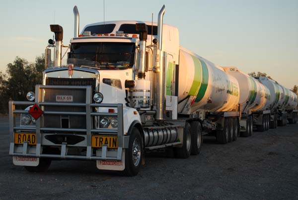 4 remorques pour un road train c'est assez classique dans le desert Aussie, mais ca reste impossant