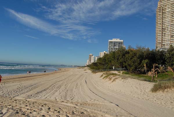 La plage de Surfer paradis dans le Queensland