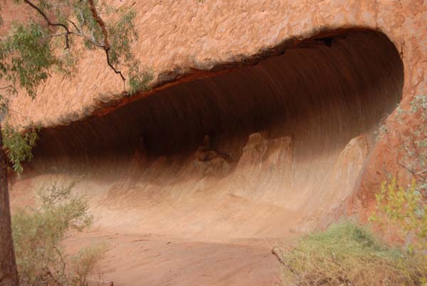 Vague sur Ayers Rock (Uluru dans l'outback Australien)