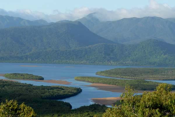 Vue prise dans le Queensland au bord de la Bruce Highway